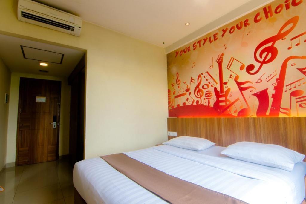Front One Hotel Purwodadi Purwodadi  Kültér fotó
