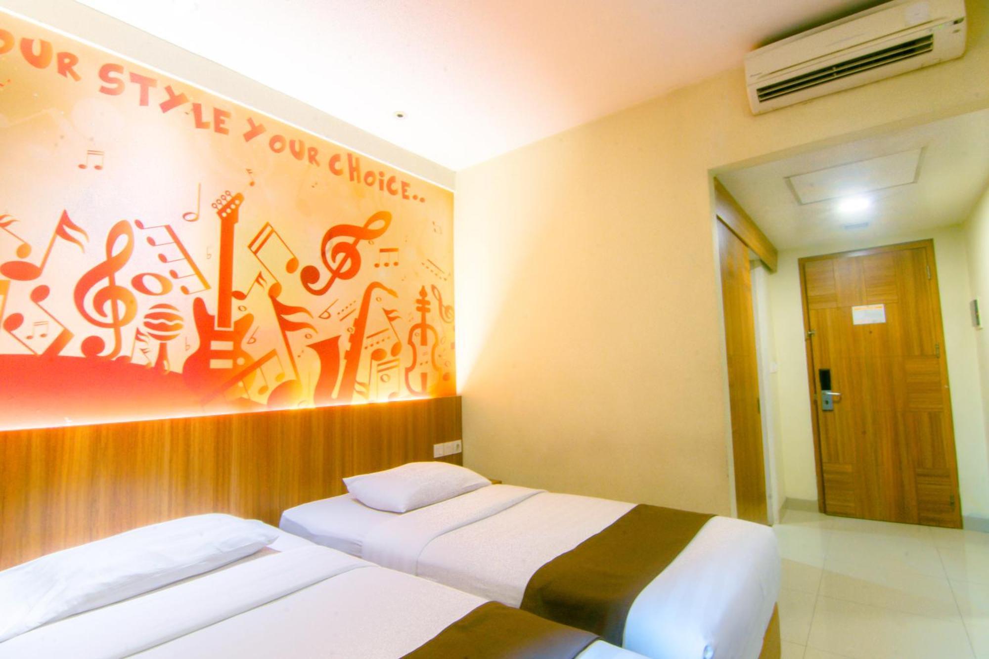 Front One Hotel Purwodadi Purwodadi  Kültér fotó