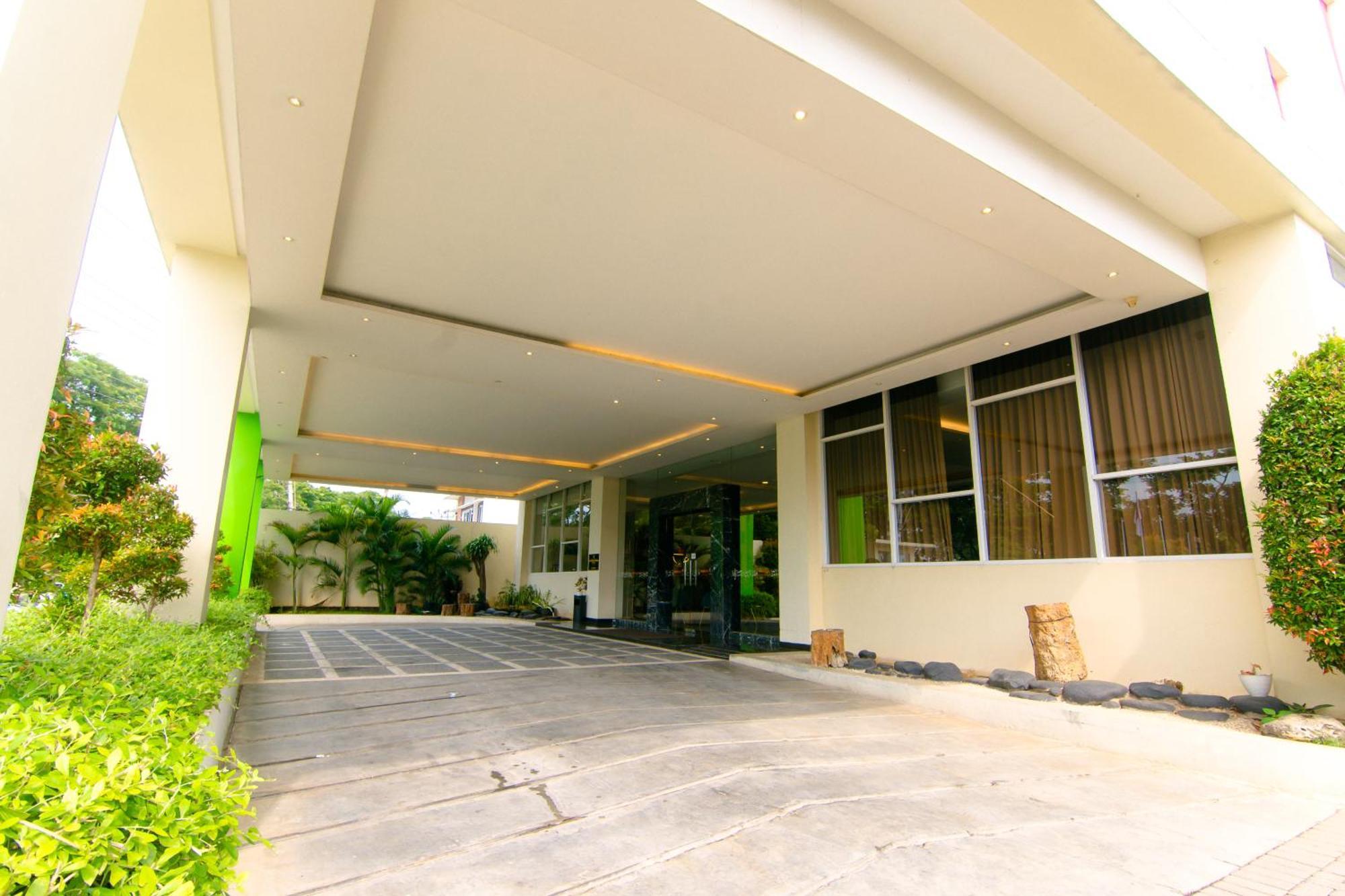 Front One Hotel Purwodadi Purwodadi  Kültér fotó
