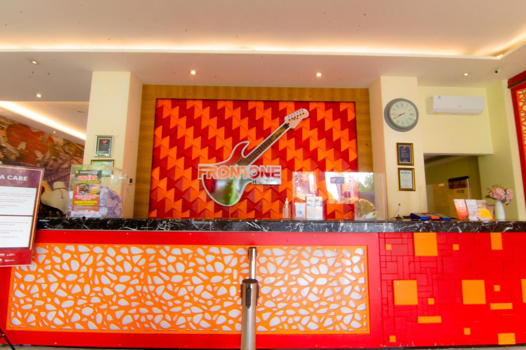 Front One Hotel Purwodadi Purwodadi  Kültér fotó