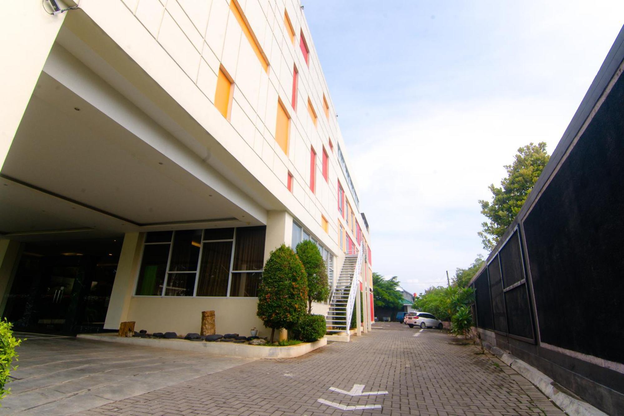 Front One Hotel Purwodadi Purwodadi  Kültér fotó