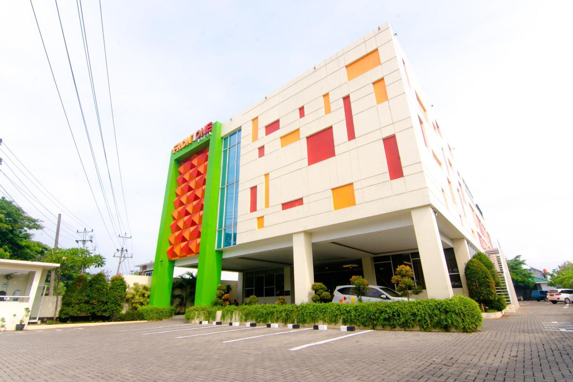 Front One Hotel Purwodadi Purwodadi  Kültér fotó