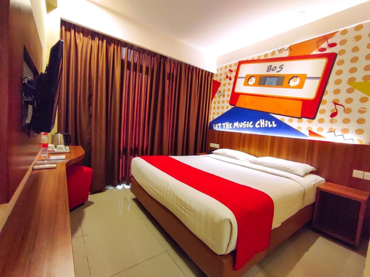 Front One Hotel Purwodadi Purwodadi  Kültér fotó