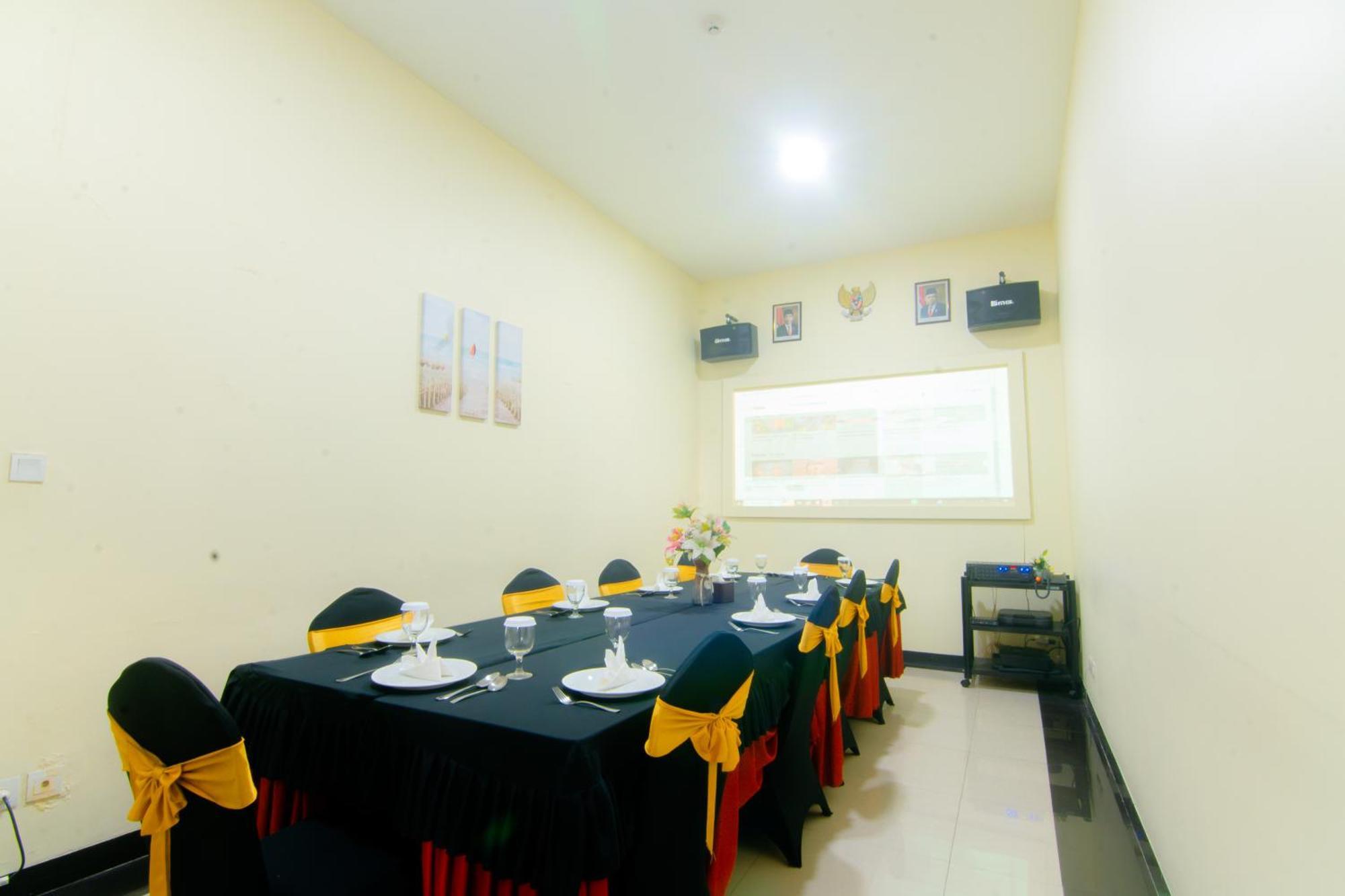 Front One Hotel Purwodadi Purwodadi  Kültér fotó