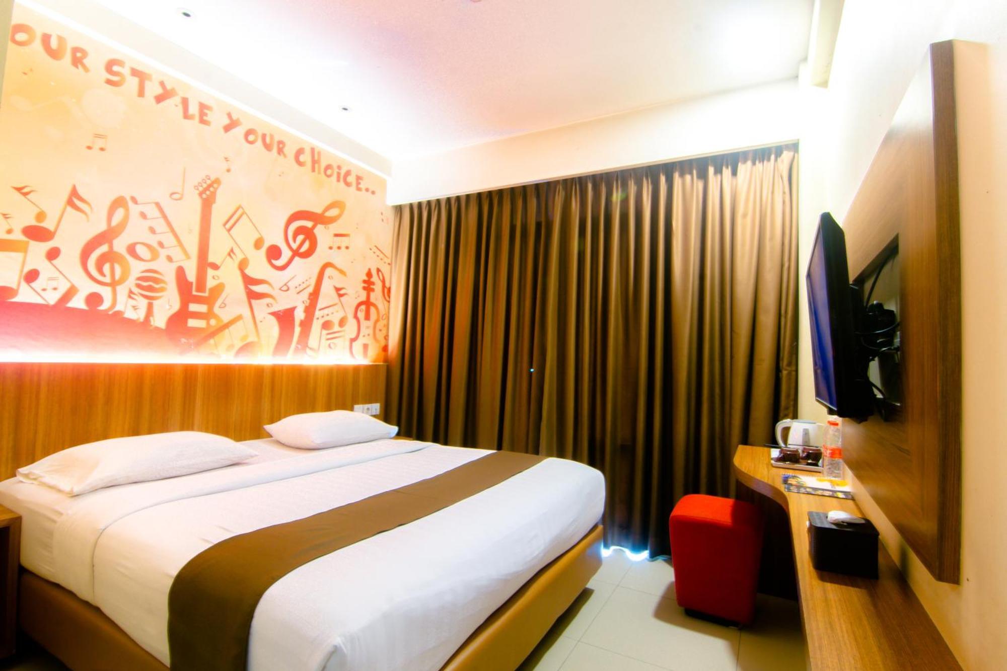 Front One Hotel Purwodadi Purwodadi  Kültér fotó