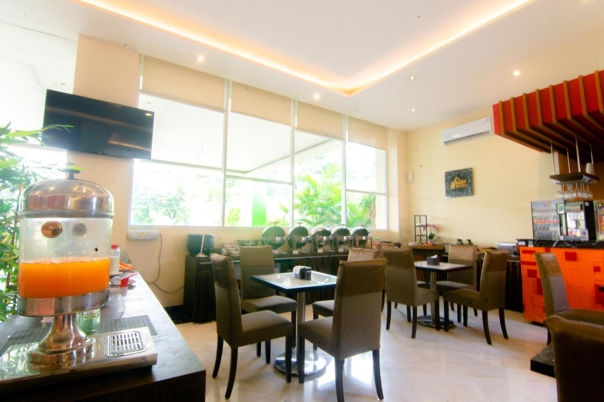 Front One Hotel Purwodadi Purwodadi  Kültér fotó