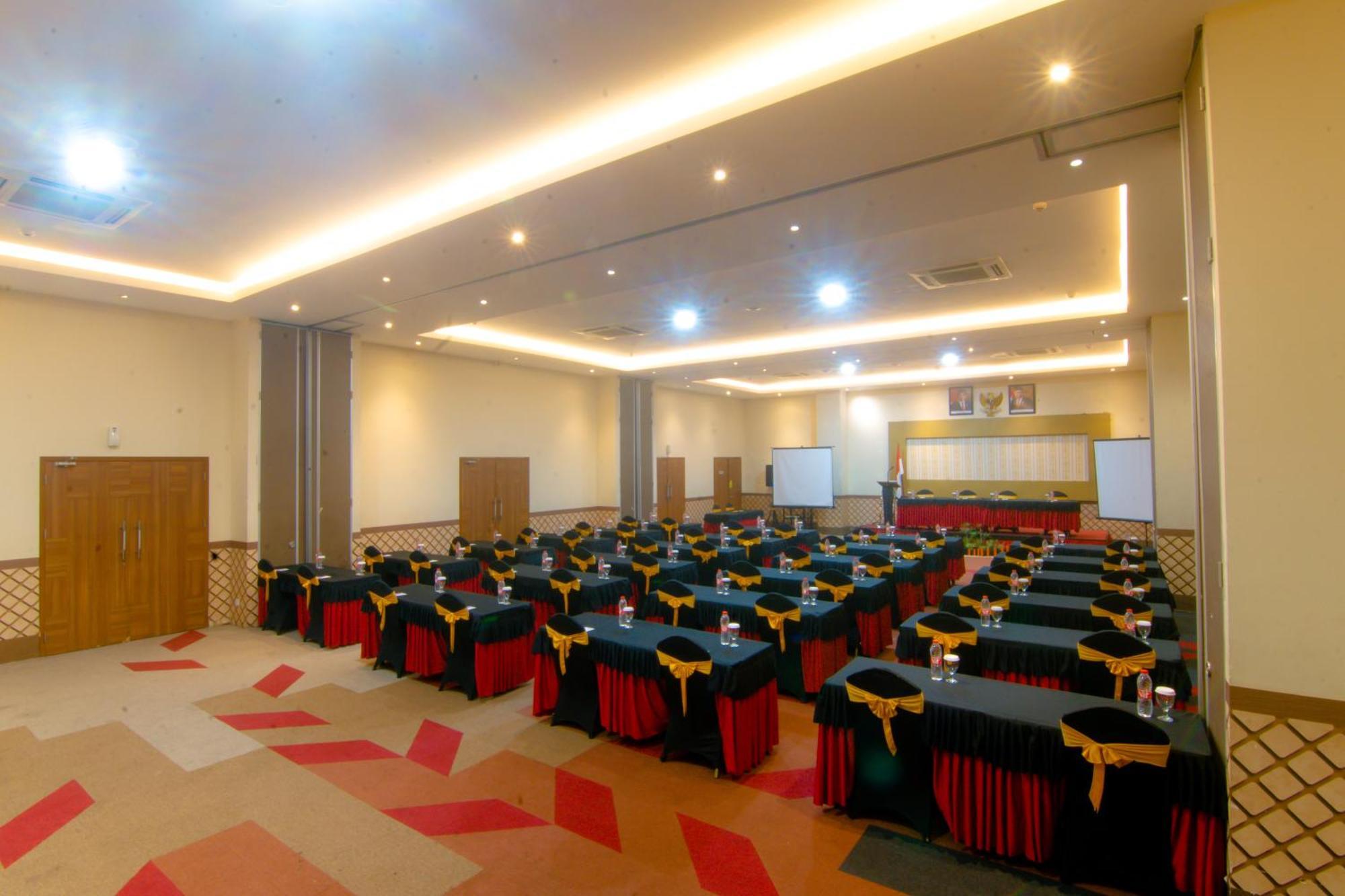 Front One Hotel Purwodadi Purwodadi  Kültér fotó