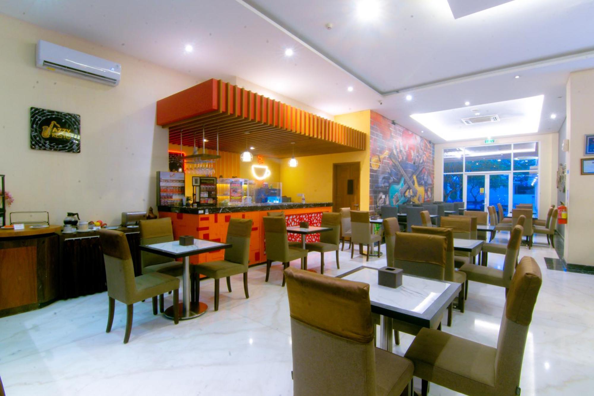 Front One Hotel Purwodadi Purwodadi  Kültér fotó