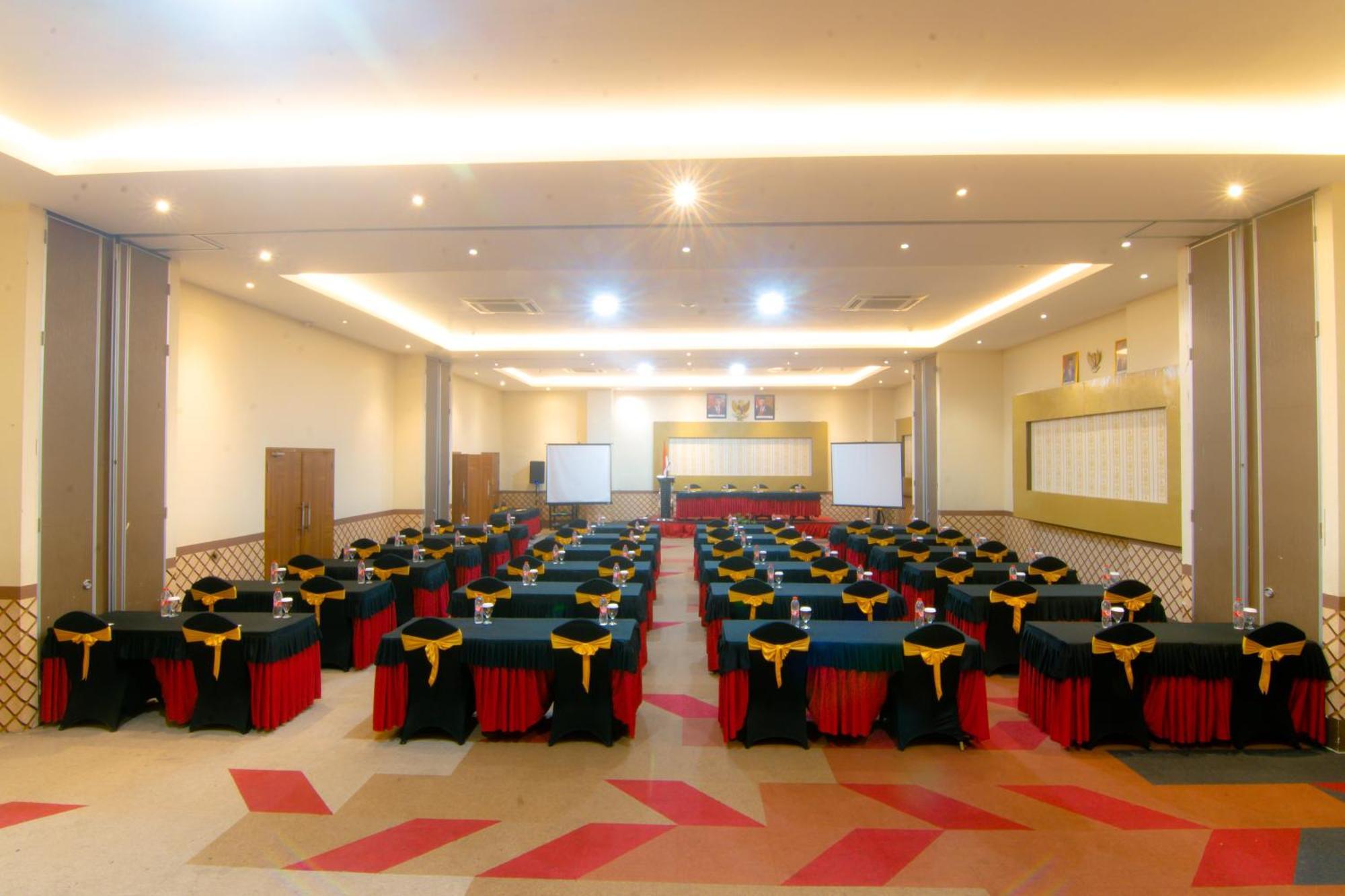 Front One Hotel Purwodadi Purwodadi  Kültér fotó
