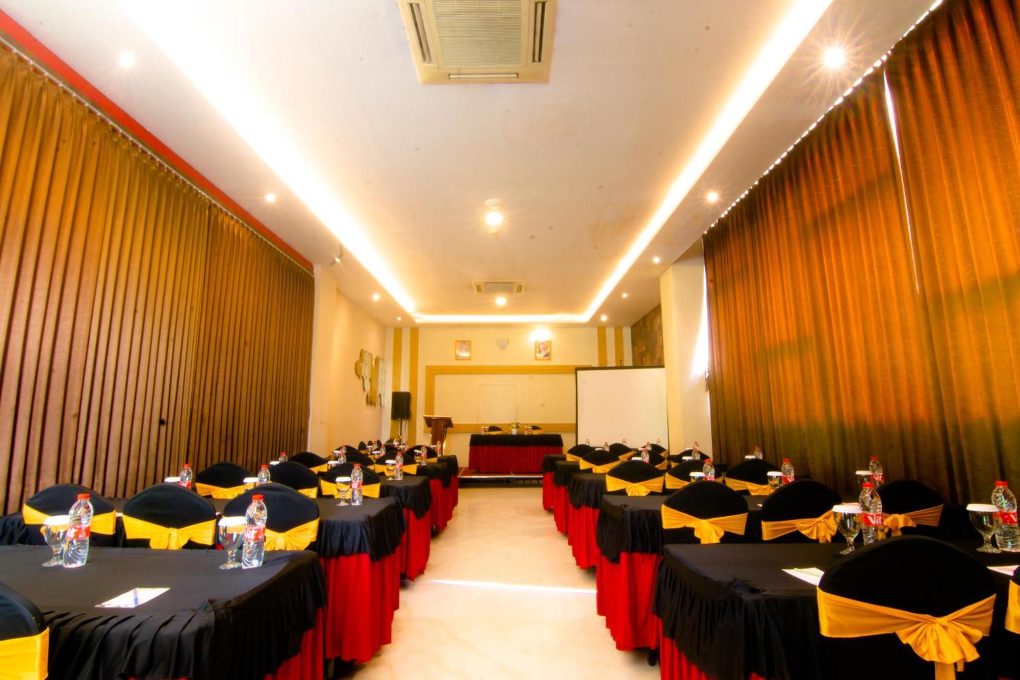 Front One Hotel Purwodadi Purwodadi  Kültér fotó